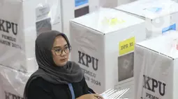 KPU Jakarta Pusat mulai mendistribusikan kotak suara beserta logistik Pemilu 2024. (merdeka.com/Imam Buhori)