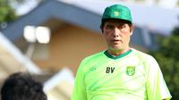 Benyamin van Breukelen, pelatih kiper Persebaya yang mengasah kemampuan Ernando dan Andhika dalam mengawal gawang. (Bola.com/Aditya Wany)