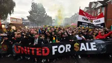 Kemenangan 2-1 atas Liverpool tidak menyurutkan niat para suporter yang sudah tak puas dengan keluarga Glazer selaku pemilik klub. Di luar Old Trafford mereka melancarkan demonstrasi. Sementara yang di dalam bernyanyi dengan nada protes. (AFP/Anthony Devlin)