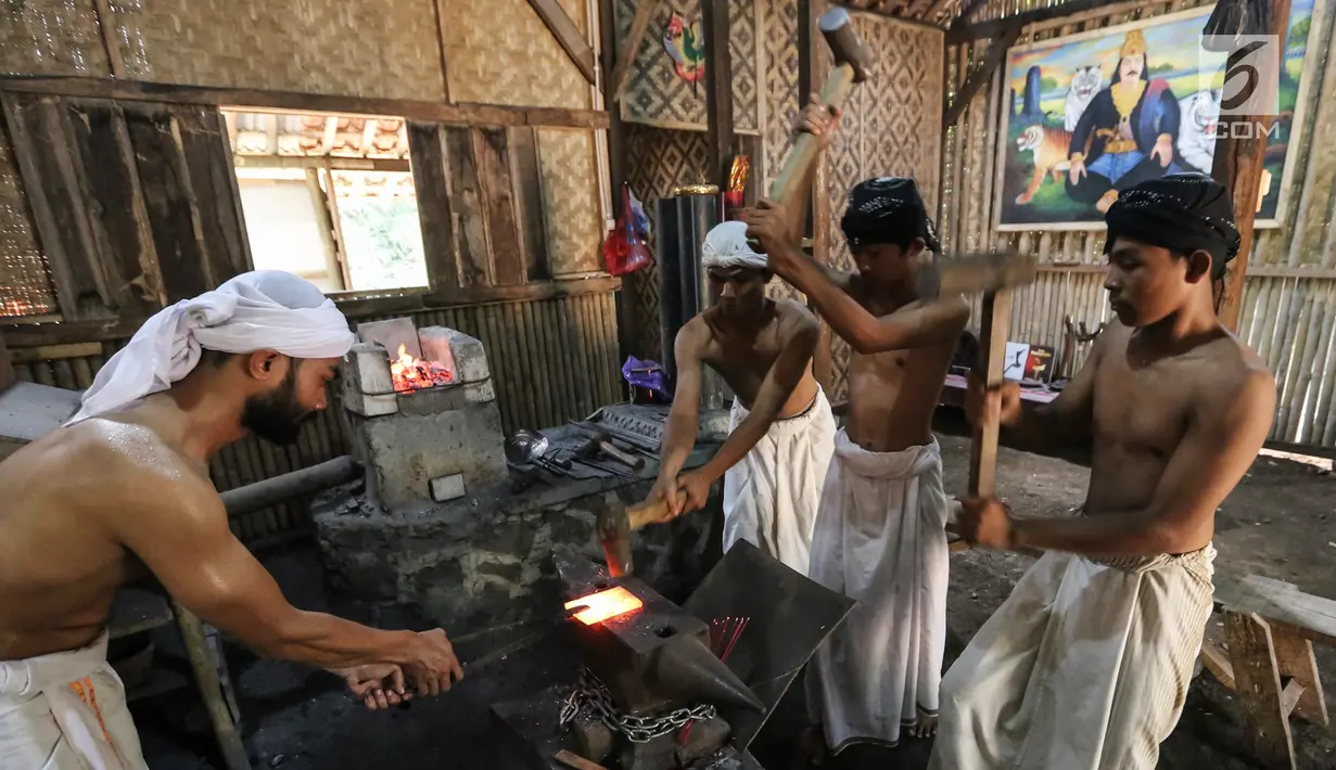 Sebatang besi baja yang dipanaskan untuk bahan membuat keris di Besalen Kyai Sela Pamujan Karangklesem, Banyumas, Jawa Tengah, Senin (22/4). Baselan atau bengkel keris mampu memproduksi tiga jenis keris Ageman, Tayuhan dan Cinderamata. (Liputan6.com/Fery Pradolo)