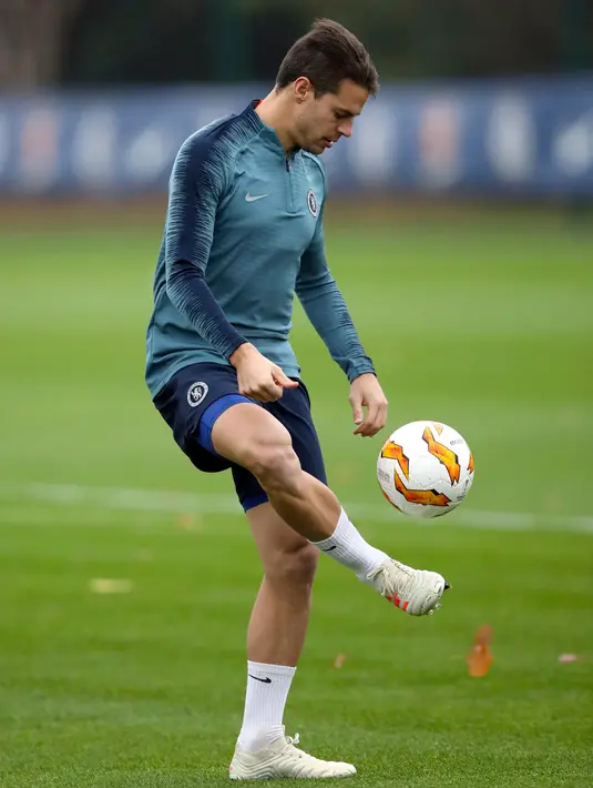 Bek Chelsea, Cesar Azpilicueta mengontrol bola selama mengikuti sesi pelatihan tim di Pusat Pelatihan Cobham, Stoke D'Abernon (28/11). Chelsea akan bertanding melawan PAOK Thessaloniki di grup L Liga Europa di Stamford Bridge. (AP Photo/John Walton)