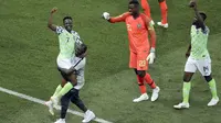 Pemain Nigeria, Ahmed Musa (kiri) dan rekannya merayakan kemenangan atas Islandia pada laga grup D Piala Dunia 2018 di Volgograd Arena, Volgograd, Rusia, (22/6/2018). Nigeria menang 2-0. (AP/Themba Hadebe)