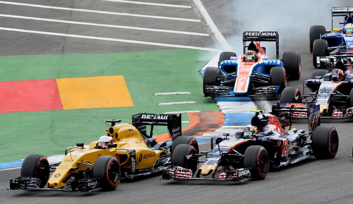 Para pebalap saat memasuki salah satu tikungan dalam balapan F1 GP Jerman di Sirkuit Hockenheim, (31/7/2016). (AFP/Thomas Kienzle)