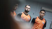 Jordi Amat dan Rizky Ridho akan menjadi andalan di lini belakang Persija mulai musim kompetisi 2025/2026. (Dok. Persija)