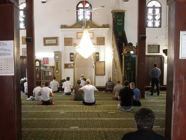 Umat Islam berdoa dengan menjaga jarak di Masjid Murat Pasha di Skopje, Macedonia Utara, Selasa (12/5/2020). Komunitas Agama Islam (IRC) di Macedonia Utara membuka kembali masjid-masjid, meskipun otoritas setempat meminta mempertimbangkan kembali keputusan itu terkait COVID-19. (AP/Boris Grdanoski)