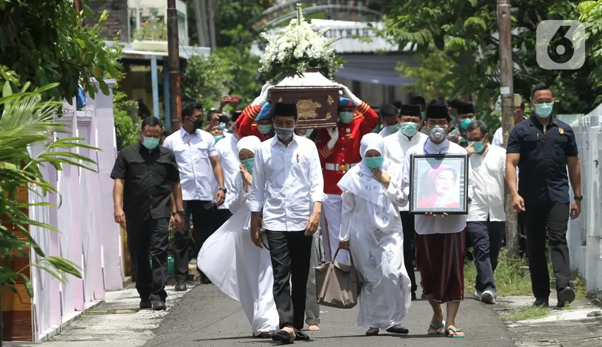 Jokowi Iringi Jenazah Ibunda untuk Disalatkan: Presiden Jokowi beserta keluarga mengantar jenazah ibundanya Sudjiatmi Notomihardjo untuk disalatkan di masjid dekat kediamannya di Solo, Kamis (26/3/2020). Sujiatmi Notomiharjo wafat pada Rabu 25 Maret 2020 pukul 16.45 WIB. (Liputan6.com/Fajar Abrori)