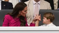 Kate Middleton&nbsp;(kiri) dan putranya, Pangeran Louis (kanan), bereaksi selama Kontes Platinum di London pada 5 Juni 2022 sebagai bagian dari perayaan platinum jubilee Ratu Elizabeth II. (Frank Augstein/POOL/AFP)