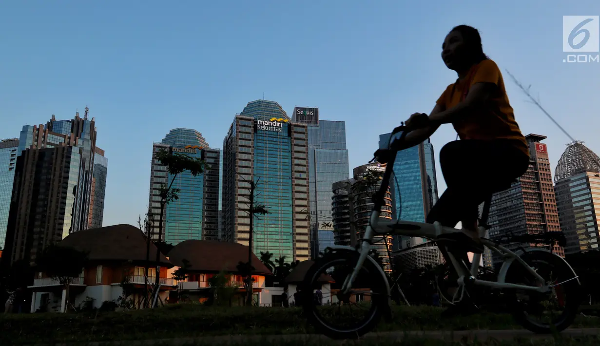 Warga bersepeda di Hutan Kota kawasan Gelora Bung Karno, Jakarta, Minggu (6/1). Hutan Kota dapat menjadi pilihan tepat untuk menghabiskan akhir pekan bersama keluarga. (Liputan6.com/JohanTallo)