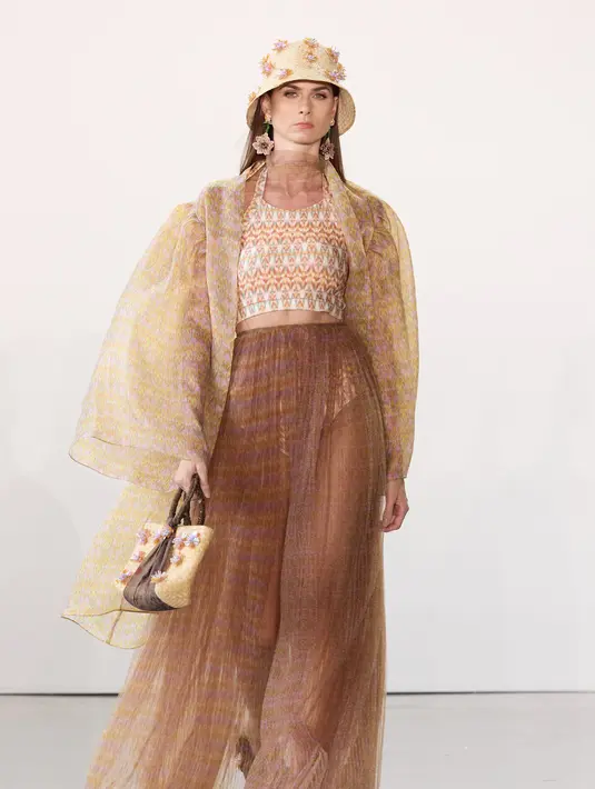 Koleksi ini terdiri dari busana ready-to-wear wanita yang mewakili kedinamisan gerak anak muda dan siluet baru yang memancarkan wanita Indonesia yang optimis dan energik.  [Dok/Didiet Maulana]