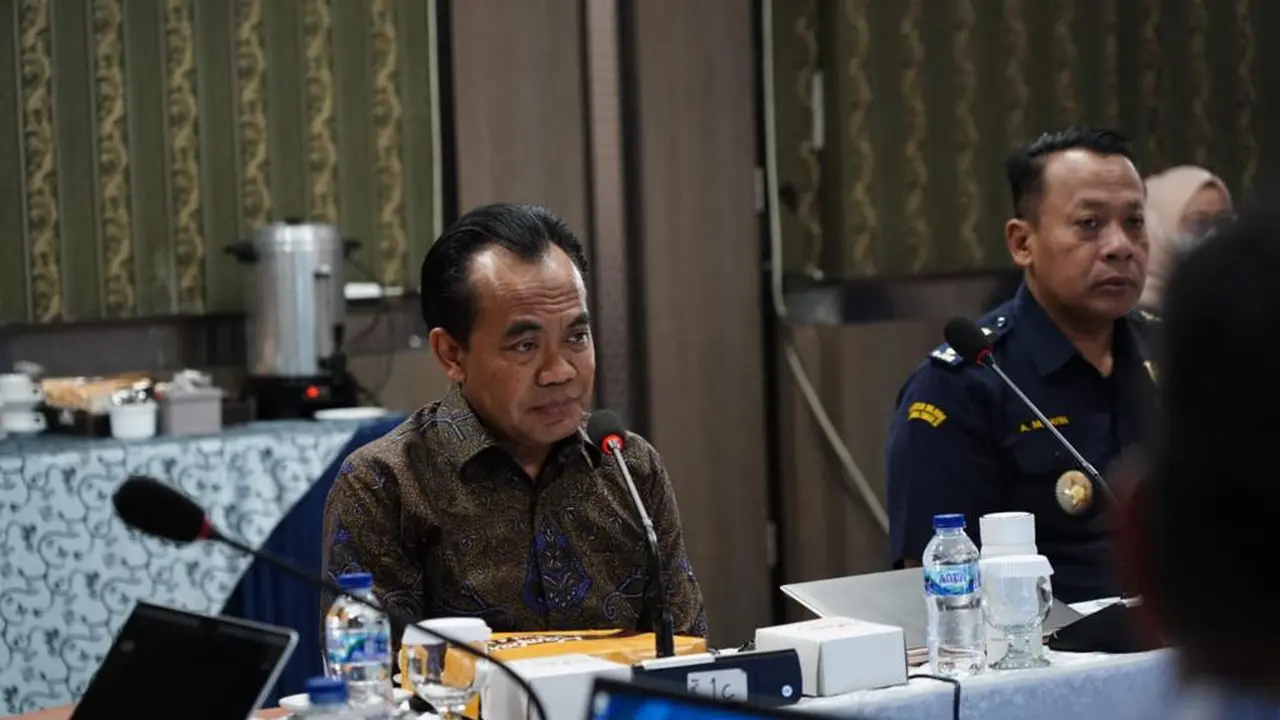 Sekretaris Kementerian Koordinator Bidang Perekonomian selaku Plt. Sekretaris Jenderal Dewan Nasional KEK Susiwijono Moegiarso pada Rapat Evaluasi terkait Perkembangan KEK Gresik dan KEK Singhasari di Surabaya, Kamis (12/10/2023).