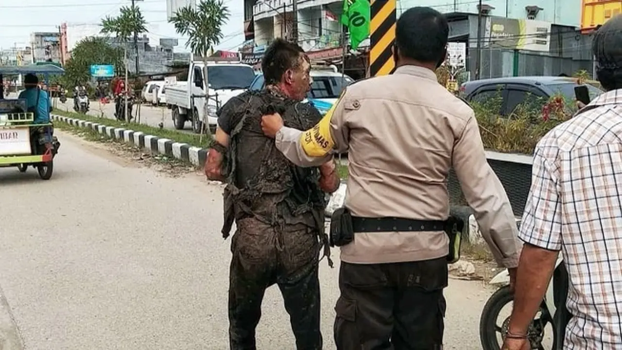 Pelaku suami bakar istri di Kota Dumai setelah diserahkan warga ke personel Polres Kota Dumai.