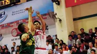 Aksi pemain Universitas Esa Unggul (UEU), Dewah Wiratno (kanan) di final LIMA Basket (istimewa)