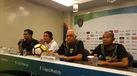 Mario Gomez, pelatih Persib (kedua dari kanan), mengaku waspadai trio Belanda milik Bali United (Liputan6.com/Dewi Divianta)
