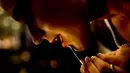 Seorang penari memakai lipstik saat bersiap mengikuti kompetisi kategori salon di final Kejuaraan Dunia Tango di Buenos Aires, Argentina, (22/8). (AP Photo/Natacha Pisarenko)