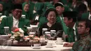 Ketua Umum PPP Romahurmuziy (kedua kanan) berbincang dengan Mantan presiden RI ke- 5 Megawati Soekarnoputri (tengah) , Jakarta, Jumat (20/5/2016). PPP melakukan pelantikan masa bakti 2016-2021.  (Liputan6.com/Faizal Fanani)