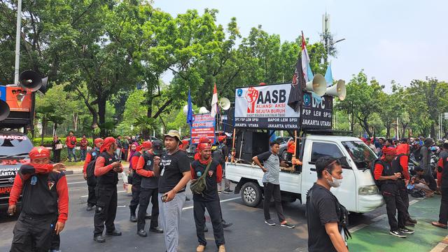 Jelang Pengumuman UMP 2024, Buruh Gelar Demo di Balai Kota Jakarta