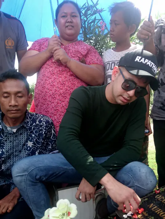 "Kan ada keluarganya, aku juga belom sempet ke keluarganya. Ini mau siap-siap. Doakan sama-sama buat Olga. Sampai Olga nggak ada pun orang-orang tetap mengenang baiknya," ucap Raffi Ahmad. (Muhamad Altaf Jauhar/Bintang.com)