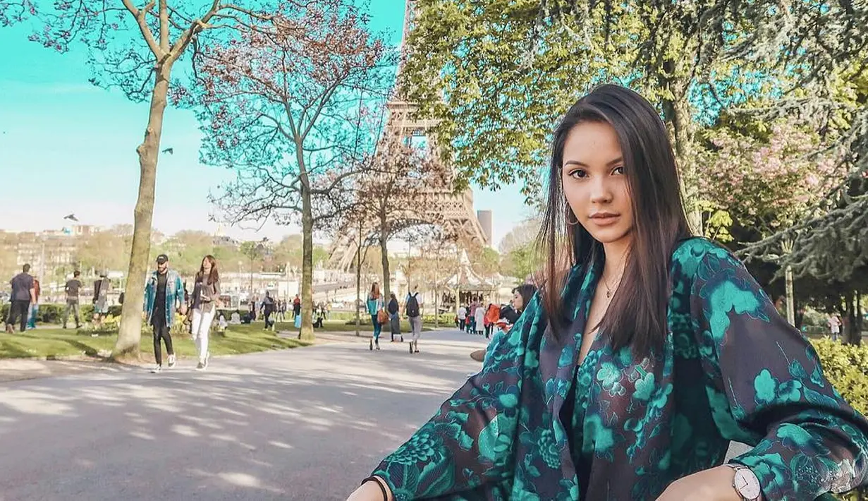 Jalinan asmara Al Ghazali dan Alyssa Daguise kerap menjadi sorotan publik. Lantaran gaya berpacaran pasangan ini dinilai terlalu dewasa. (Foto: instagram.com/alyssadaguise)