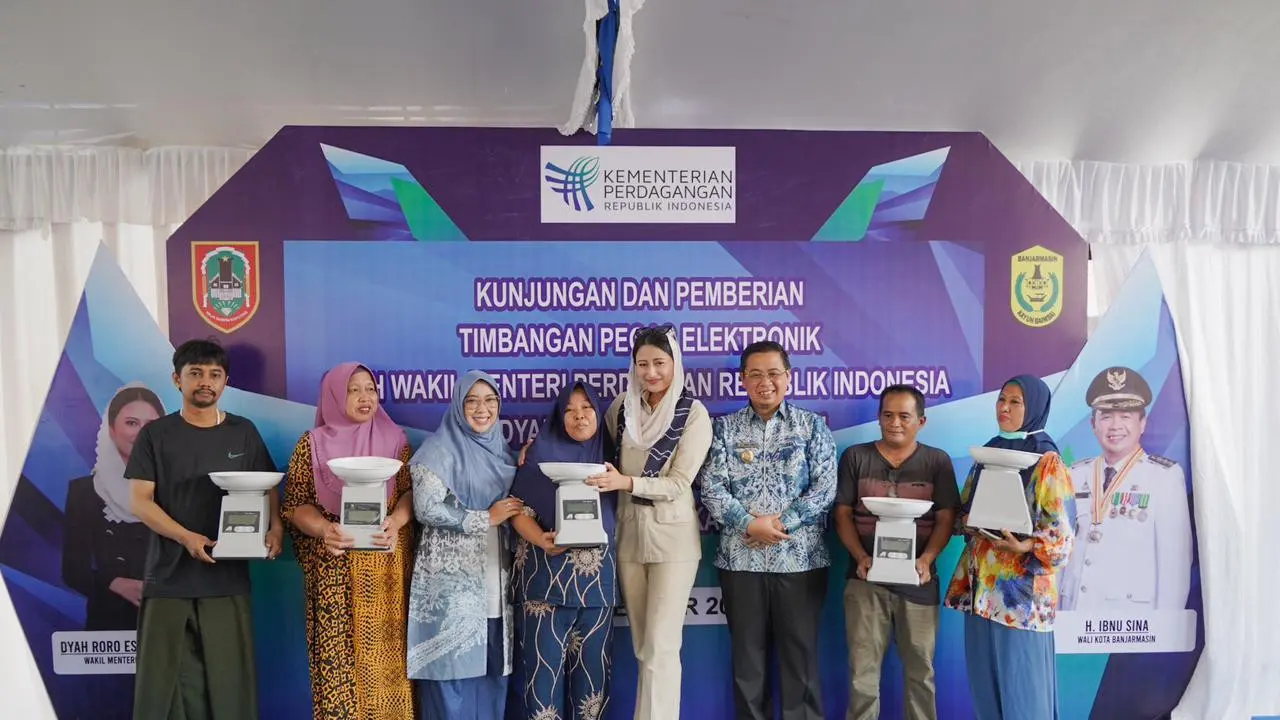 Wamendag Bagikan 50 Timbangan di Pasar Pandu Banjarmasin