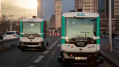 Dua bus tanpa supir (driverless) mulai dioperasikan di Paris, Senin (23/1). Bus dengan kapasitas penumpang 10 orang itu beroperasi di lajur khusus, berupa jembatan yang menghubungkan dua stasiun kereta, di timur pusat kota. (GEOFFROY VAN DER HASSELT/AFP)