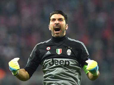 Gianluigi Buffon didatangkan Juventus dari Parma dengan nilai transfer sebesar 52,8 juta euro pada 2001. Hasilnya, Ia sukses menjadi salah satu kiper terbaik di dunia. Buffon juga mampu mempersembahkan 25 gelar dari 685 penampilannya bersama La Vecchia Signora. (AFP/Christof Stache)