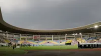 Awan hitam memayungi Stadion Manahan, Solo, saat laga Timnas Uzbekistan U-17 melawan Spanyol U-17 dalam pertandingan babak penyisihan Grup B Piala Dunia U-17 2023, Kamis (16/11/2023). (Bola.com/Arief Bagus)