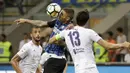 Pemain Inter Milan, Mauro Icardi (tengah) saat berduel dengan pemain Fiorentina pada laga Serie A di San Siro stadium, Milan (20/8/2017). Inter menang 3-0. (AP/Antonio Calanni)