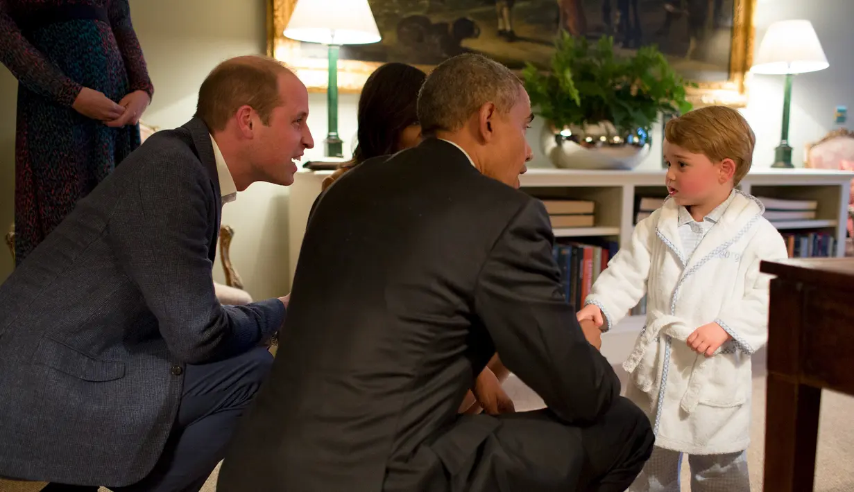 Pangeran George, putra Pangeran Williams (kiri) dan Kate Middleton, bersalaman dengan Presiden AS, Barack Obama ketika melakukan jamuan makan malam di Kensington Palace, London, Jumat (22/4). (Kensington Palace/Pete Souza via Reuters)