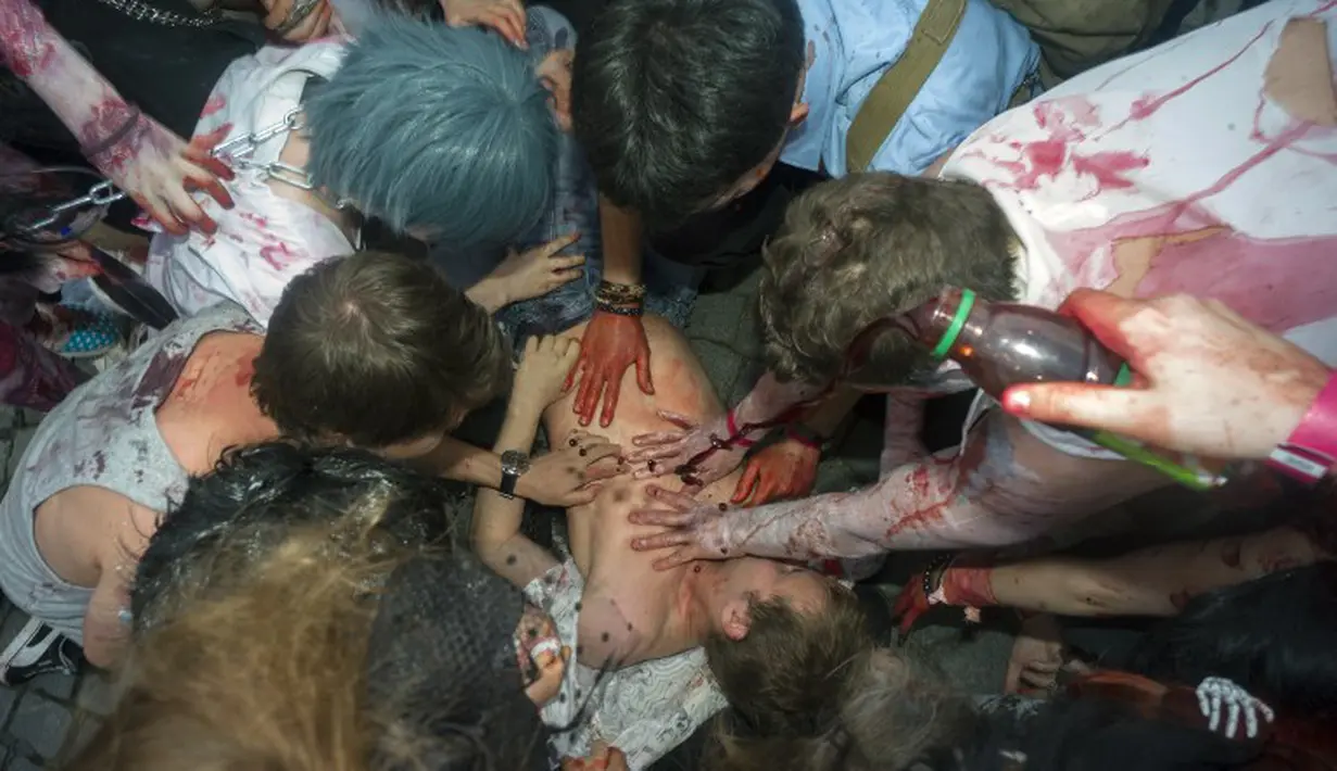 Para peserta parade Zombie melakukan aksi teaterikal menyerang mangsanya saat Parade Zombie di Ceko, Sabtu (24/05/2014) (AFP PHOTO/Michal Cizek)