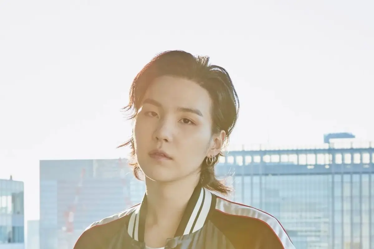 Begini Penampilan Suga BTS dengan Rambut Gondrong