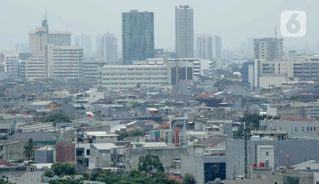 Suasana kepadatan permukiman penduduk antara gedung perkantoran di Jakarta, Kamis (20/2/2020). Berdasarkan data Badan Pusat Statistik (BPS) per 2019, kepadatan penduduk DKI Jakarta secara umum mencapai 15.938 jiwa per kilometer persegi. (Liputan6.com/Faizal Fanani)