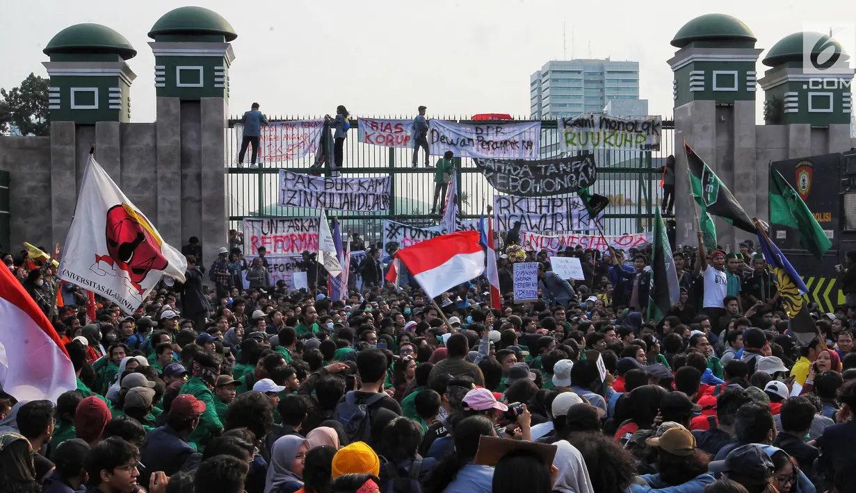 Ribuan mahasiswa berunjuk rasa di depan Gedung DPR/MPR, Jakarta, Senin (23/9/2019). Dalam aksinya mereka menolak pengesahan RUU KUHP dan revisi UU KPK. (Liputan6.com/JohanTallo)