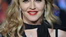 Tragedi Paris juga meyedot perhatian Madonna saat menggelar konsernya di Stockholm, Swedia. Queen of Pop itu tak kuasa menahan tangisnya. (Bintang/EPA)