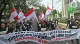 Ratusan orang melakukan aksi berjalan kaki sambal membawa poster dan bendera dari kantor Dewan Pimpinan Pusat (DPP) Partai Demokrasi Indonesia Perjuangan (PDIP) menuju gedung Komisi Nasional Hak Asasi Manusia (Komnas HAM), Jakarta, Jumat (26/7/2024). (merdeka.com/Imam Buhori)