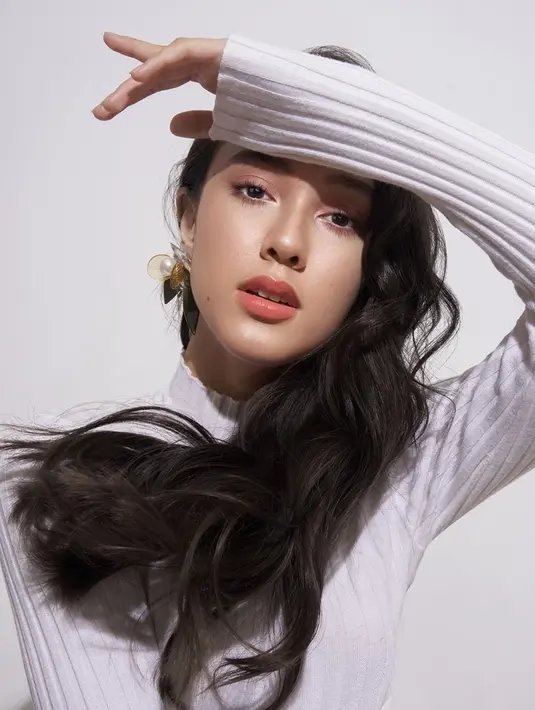 Pemeran hits FTV ini memang pandai berpose sebagai model pemotretan. Wajar saja ia selalu tampil modis di setiap pemotretan. Meski tampil simpel dengan pakaian warna putih, tetapi hal itu malah membuat Yasmin Napper terlihat cantik. (Liputan6.com/IG/@yasminnapper)