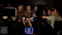 Mendagri Tjahjo Kumolo (tengah) saat memberikan keterangan pers saat menghadiri rapat kerja dengan Komisi II DPR RI di Komplek Parlemen Senayan, Jakarta, Selasa (31/5). (Liputan6.com/Johan Tallo)