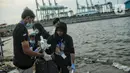 Anak-anak pesisir dan sukarelawan saat membersihkan sampah di Pemukiman Nelayan Manunggal, Cilincing, Jakarta Utara, Minggu (18/9/2022). Tumpukan sampah yang berserakan di kawasan pemukiman nelayan Manunggal, Cilincing menginisasi Kelas Jurnalis Cilik untuk membersihkan sampah dan mengedukasi kepada anak-anak pesisir serta masyarakat pentingnya menjaga kebersihan di lingkungan sekitar. (merdeka.com/Iqbal S. Nugroho)