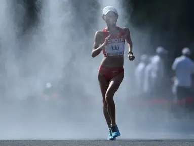 Atlet Tiongkok,  Lu Xiuzhi, saat berlomba di final nomor jalan cepat 20km putri Kejuaraan Dunia Atletik 2015 di Stadion Nasional, Beijing, Tiongkok. (28/8/2015). (AFP Photo/Wang Zhao)