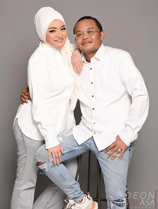 Kekompakan Nathalie Holscher dan sang suami, Sule, saat pemotretan yang serasi pakai busana kemeja putih serta jeans denim. Keduanya berpose mesra sambil umbar senyum manis. (Liputan6.com/IG/@nathalieholscher)
