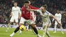 Penyerang Manchester United (MU) Jadon Sancho berebut bola dengan bek Leeds United Luke Ayling pada laga tunda pekan ke-8 Liga Inggris 2022/2023 di Old Trafford, Manchester, Kamis (9/2/2023) dini hari WIB. Man United hanya bisa bermain imbang 2-2 melawan Leeds United. (AP Photo/Dave Thompson)