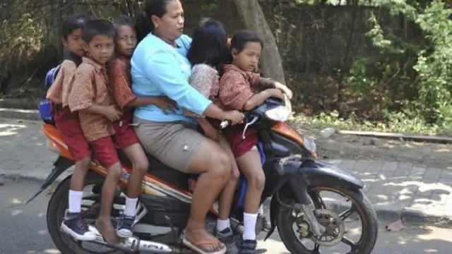 Foto Emak-Emak Naik Motor
