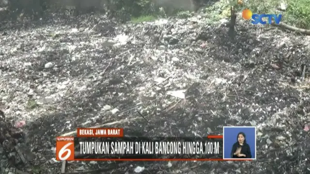 Kali Bancong di Kampung Pejuang, Bekasi, Jawa Barat, tertutup tumpukan sampah sepanjang 100 meter.