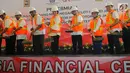 Menkeu Sri Mulyani (empat kiri) bersama Ketua Otoritas Jasa Keuangan (OJK) Wimboh Santoso (empat kanan) menuangkan pasir saat seremonial pembangunan Kantor Pusat OJK di Jakarta, Selasa (2/4). Kantor Pusat OJK bernama Indonesia Financial Center. (Liputan6.com/Angga Yuniar)