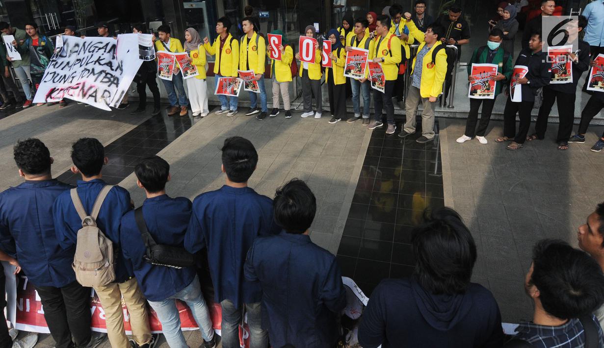 Perwakilan mahasiswa dari berbagai universitas membentuk lingkaran saat menggelar aksi dukungan terhadap KPK di Gedung Merah Putih, Kamis (12/9/2019). Aksi dilakukan sebagai bentuk penolakan terhadap perubahan Undang-undang Komisi Pemberantasan Korupsi atau revisi UU KPK. (merdeka.com/Dwi Narwoko)