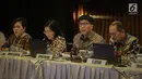 Direktur Utama PT Surya Citra Media Tbk Sutanto Hartono (kedua kanan) saat RUPST SCMA di SCTV Tower, Jakarta, Kamis (18/5). SCMA membagikan dividen sebesar Rp 73 per saham dari laba bersih tahun buku 2016. (Liputan6.com/Faizal Fanani)