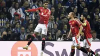 Pemain depan Manchester United asal Inggris #10, Marcus Rashford, merayakan gol pembuka pada hari kedua putaran pertama Liga Europa UEFA antara FC Porto dan Manchester United di Stadion Dragao di Porto, Jumat dini hari WIB (4/10/2024). (MIGUEL RIOPA/AFP)