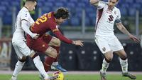 Gelandang AS Roma, Nicolo Zaniolo, berebut bola dengan gelandang Torino, Sasa Lukic, pada laga Serie A Italia di Stadion Olimpico, Roma, Minggu (5/12). Roma kalah 0-2 dari Torino. (AFP/Filippo Monteforte)