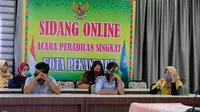 Pelanggar PSBB Pekanbaru dan himbauan pemerintah selama pandemi virus corona atau covid-19 jalani sidang online di Pekanbaru. (Liputan6.com/M Syukur)