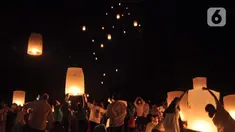 Peserta menerbangkan lampion sebagai tanda puncak perayaan Tri Suci Waisak 2566 BE/2022 di Candi Borobudur, Magelang, Jawa Tegah, Senin (16/05/2022) malam. Setelah sempat ditiadakan selama pandemi, pelepasan ribuan lampion di Pelataran Candi Borobudur pada Waisak tahun ini kembali diselenggarakan. (merdeka.com/Iqbal S.Nugroho)