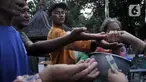 Pengemis meminta sedekah kepada peziarah di Kompleks Makam Sunan Gunung Jati, Desa Astana, Cirebon, Jawa Barat, Kamis (31/3/2022). Puluhan pengemis menjadi pemandangan umum ketika umat muslim berziarah ke Makam Sunan Gunung Jati, terlebih jelang Ramadhan. (merdeka.com/Iqbal S. Nugroho)